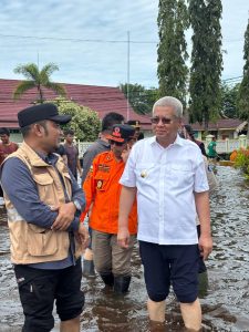 Pj Gubernur Kalimantan Barat Salurkan Bantuan bagi Korban Banjir di Mempawah