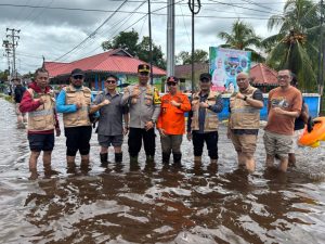 Pj Gubernur Kalimantan Barat Salurkan Bantuan bagi Korban Banjir di Mempawah