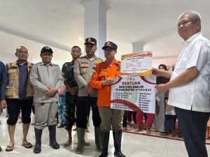 Pj Gubernur Kalimantan Barat Salurkan Bantuan bagi Korban Banjir di Mempawah