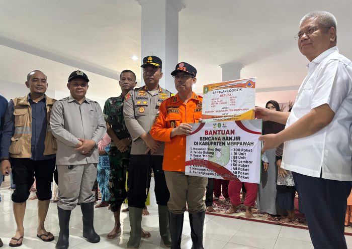 Pj Gubernur Kalimantan Barat Salurkan Bantuan bagi Korban Banjir di Mempawah