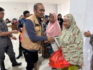 Pj Gubernur Kalimantan Barat Salurkan Bantuan bagi Korban Banjir di Mempawah