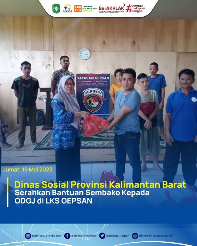 #dinsosupdate
KUBU RAYA - Dinas Sosial Provinsi Kalimantan Barat melalui kegiatan Rahabilitasi Sosial Penyandang Masalah Kesejahteraan Sosial (PMKS), melakukan penyerahan bantuan berupa paket sembako kepada Orang Dengan Gangguan Jiwa (ODGJ) yang berada di LKS GEPSAN, Kecamatan Sui. Ambawang Kabupaten Kubu Raya, Jum'at (19/5/2023).

Bantuan sembako yang diberikan berupa beras, minyak, gula, telur dan lain-lain, yang diserahkan langsung oleh Kepala Bidang Rehabilitasi Sosial Dinas Sosial Provinsi Kalbar, Dra. Rafikah, M.Si., kepada perwakilan LKS GEPSAN.

________
#dinassosialprovkalbar #dinsoskalbar #rehabilitasisosial #pmks #bantuan #bantuansosial #gepsan #odgj #sosial #kesejahteraansosial #kalbar #TAKTIS #melayanidengansepenuhhati